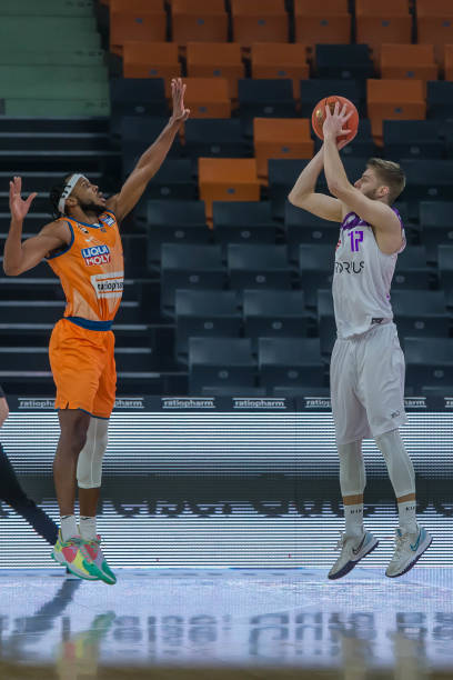 由专业的教 由专业的教