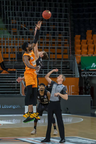 凭借他的敏 凭借他的敏